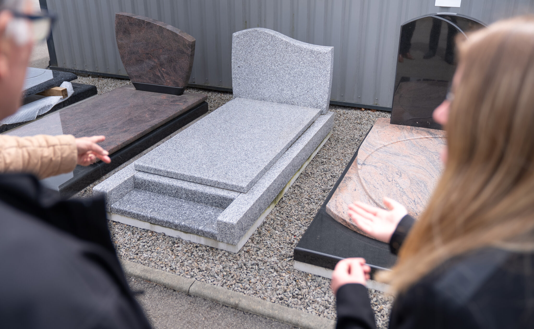 Personnes choisissant des pierres tombales en marbre.