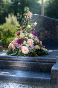 Bouquet de fleurs sur une tombe en marbre.
