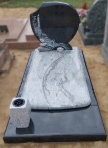 Pierre tombale en granit avec gravure.