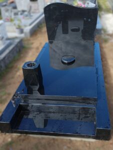 Pierre tombale noire en marbre.