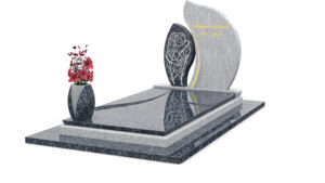 Tombe en marbre avec fleurs rouges